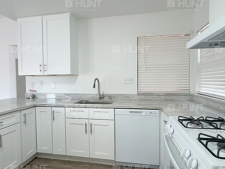 905A Thorn Ct SE — Photo 4