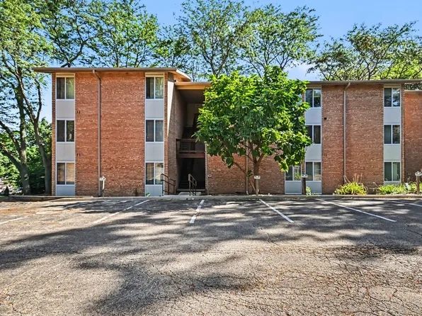5811 Oakwood Dr APT B, Lisle, IL 60532