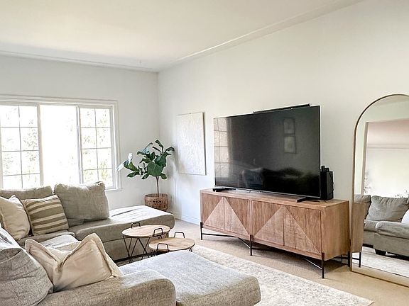 5th image of 2088 Winfield Dr #32
