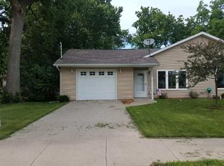 306 7th St SE, Independence, IA