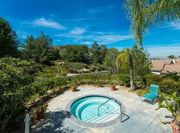 Community spa is just a few feet away...