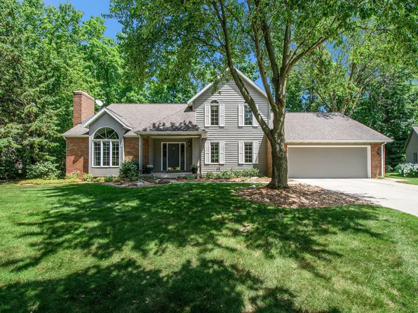1410 Rothbury Dr NE, Grand Rapids, MI 49505