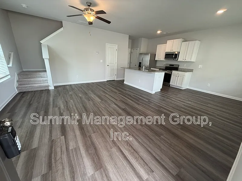4 bed, 2.5 bath, $1,995 — Photo 3