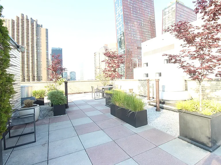 333 E 34th St #17B — Photo 15