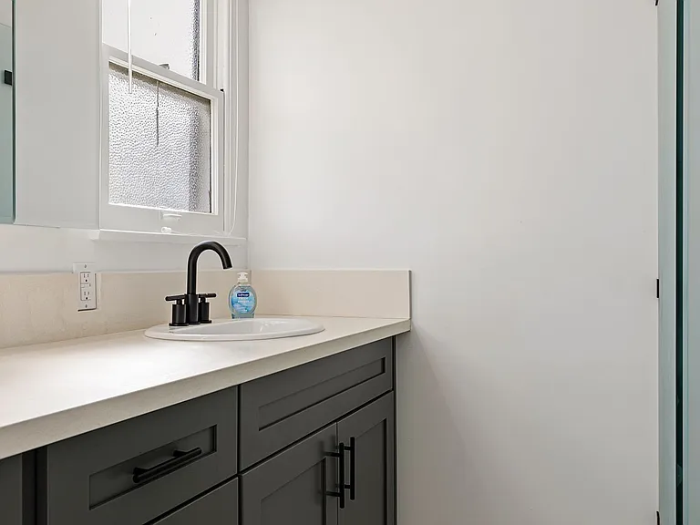 1740 Kelton Ave — Photo 31