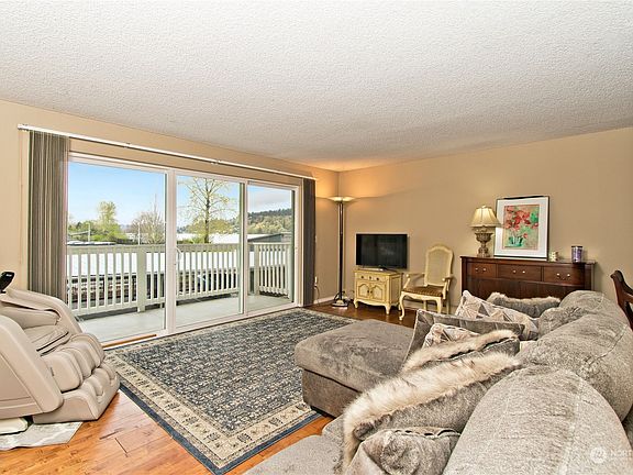 Living Room>