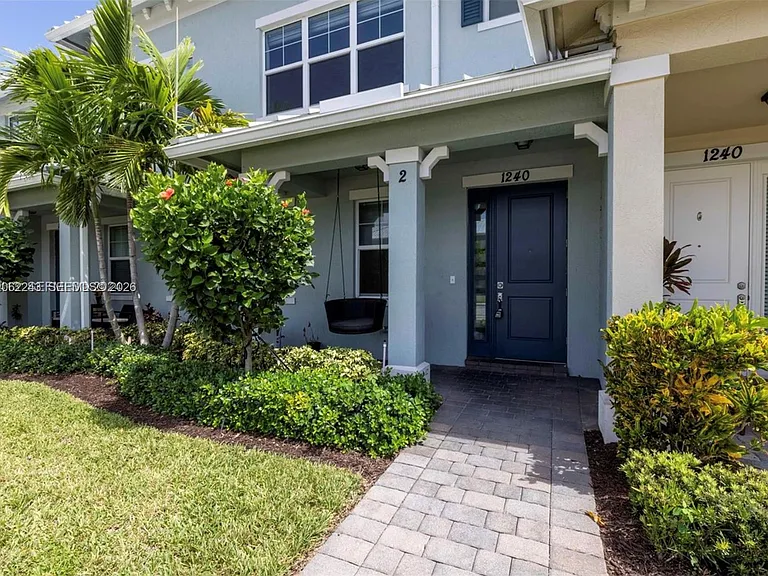 1240 Eucalyptus Dr #2 — Photo 3