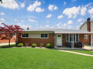 32354 Beechwood Dr, Warren, MI 48088