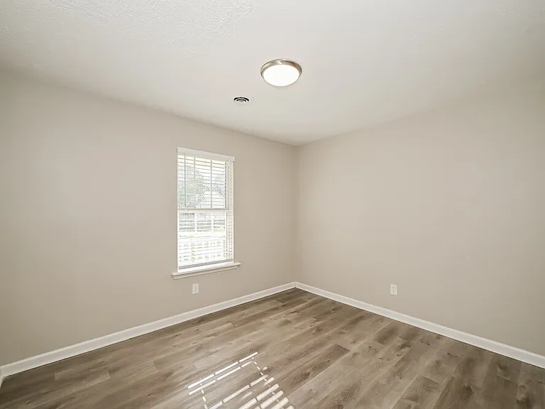 1912 Guildford Dr — Photo 13