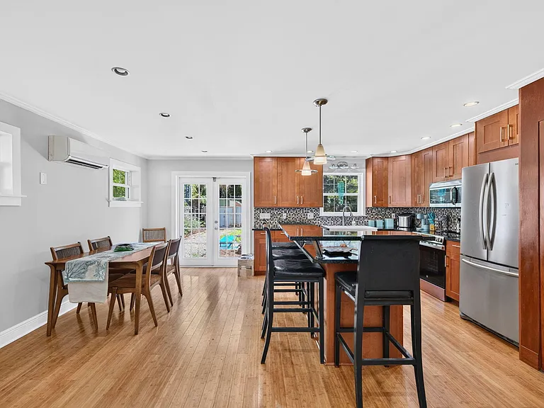 601 NE 14th Pl — Photo 12