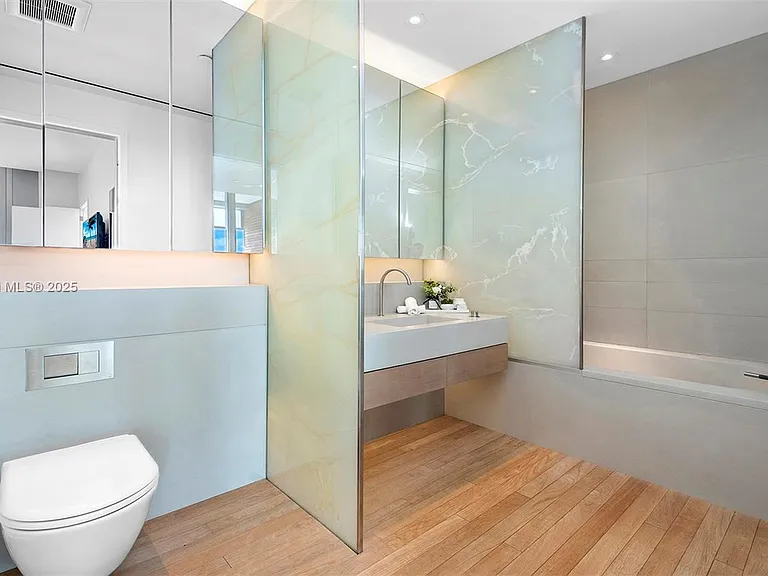 2901 Collins Ave #1403 — Photo 16