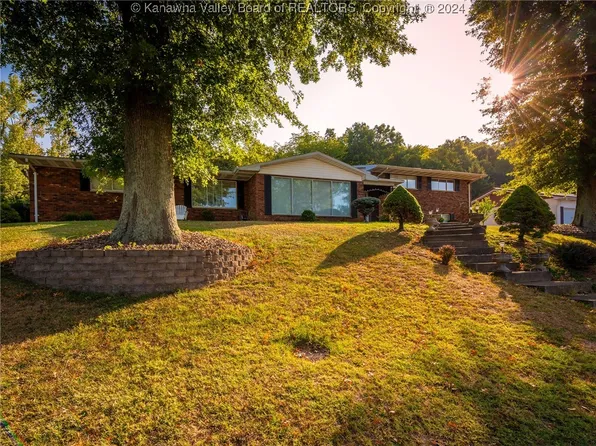 619 Fitzhugh St, Ravenswood, WV 26164