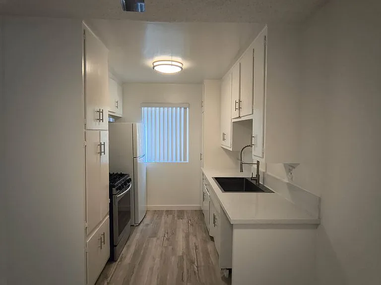650 Westmount Drive — Photo 25
