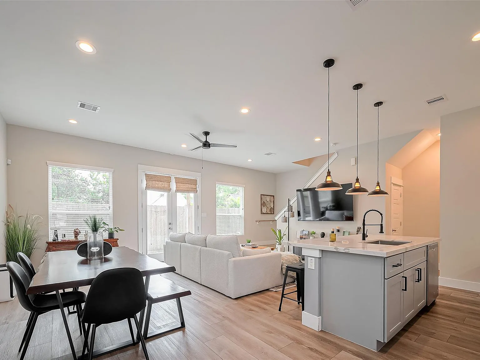3 bed, 2.5 bath, 1736 sqft, $2,500 — Photo 3