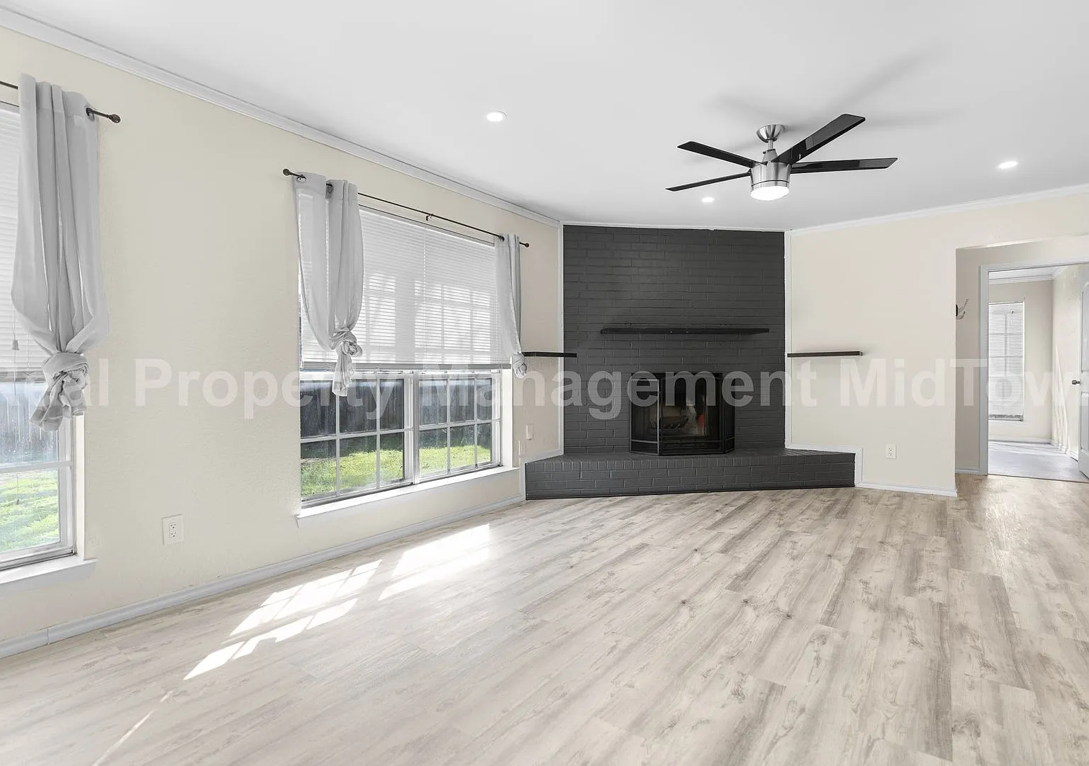 Charming 3-Bedroom, 2-Bath Duplex in Dalworthington Gardens — Photo 4