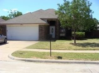 819 W Lynn Creek Dr, Arlington, TX 76001