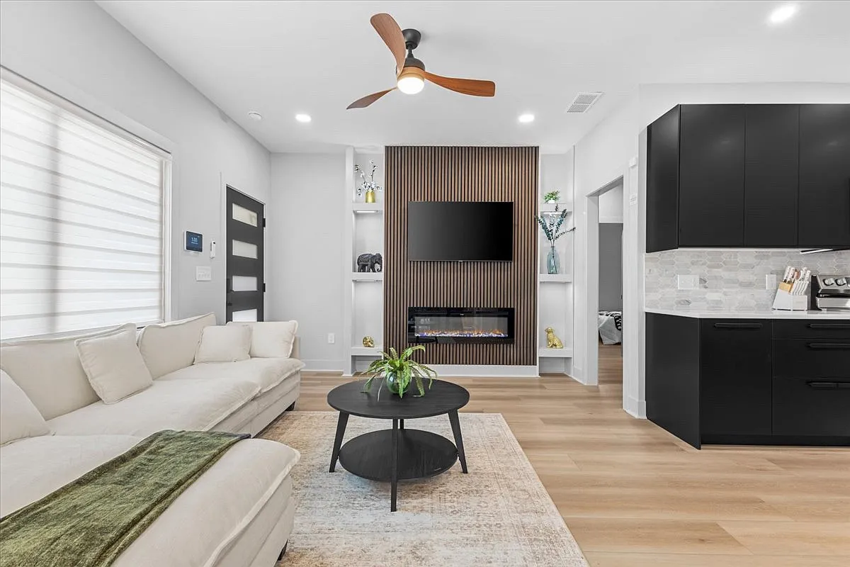 3 bed, 1374 sqft, $2,800 — Photo 2