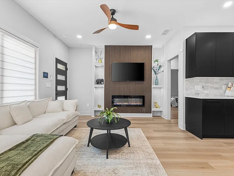 646 Robert St NW — Photo 2