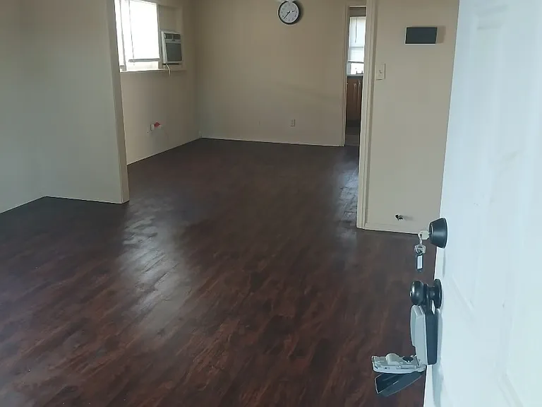 120 S Creek Ave — Photo 3