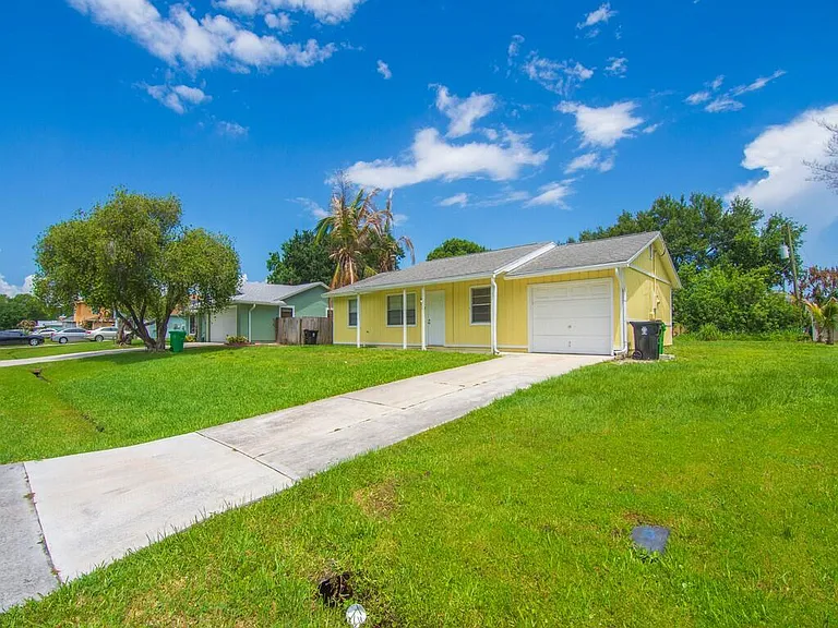205 SW Voltair Ter — Photo 34
