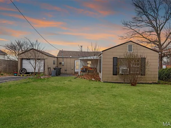 8832 Powell Ave, Saint Louis, MO 63144