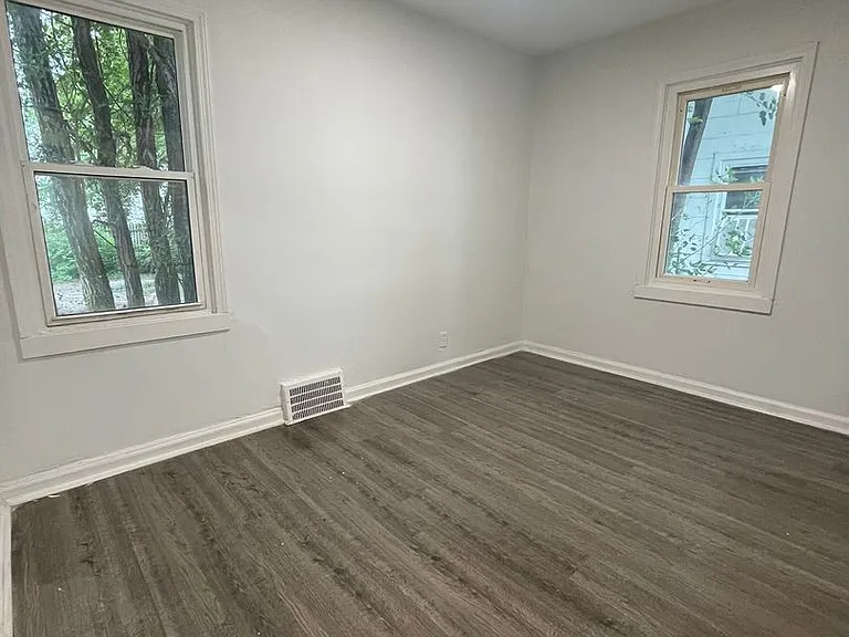 18601 Pembroke Ave — Photo 2