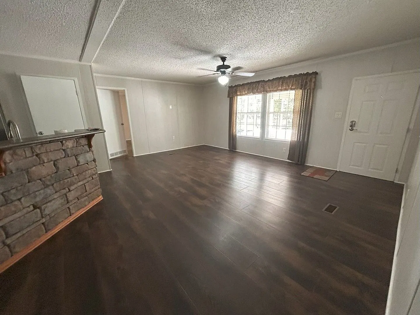 Immaculate 4BR Mobile Home in the heart of Knightsville for a mid October move! — Photo 3