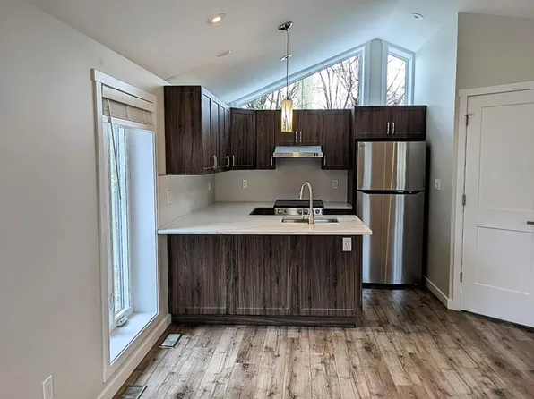 884 Smyth Rd, Ottawa, ON K1G 1P6