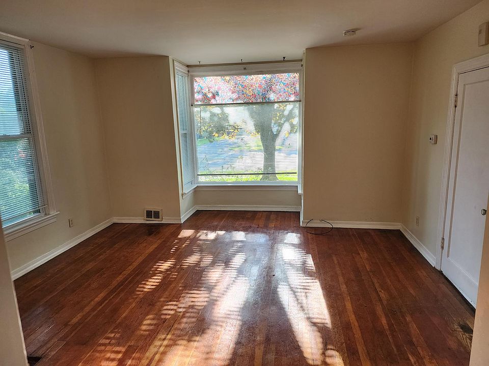 Livingroom overlooking Putnam with bay windows. Entrance on the right.