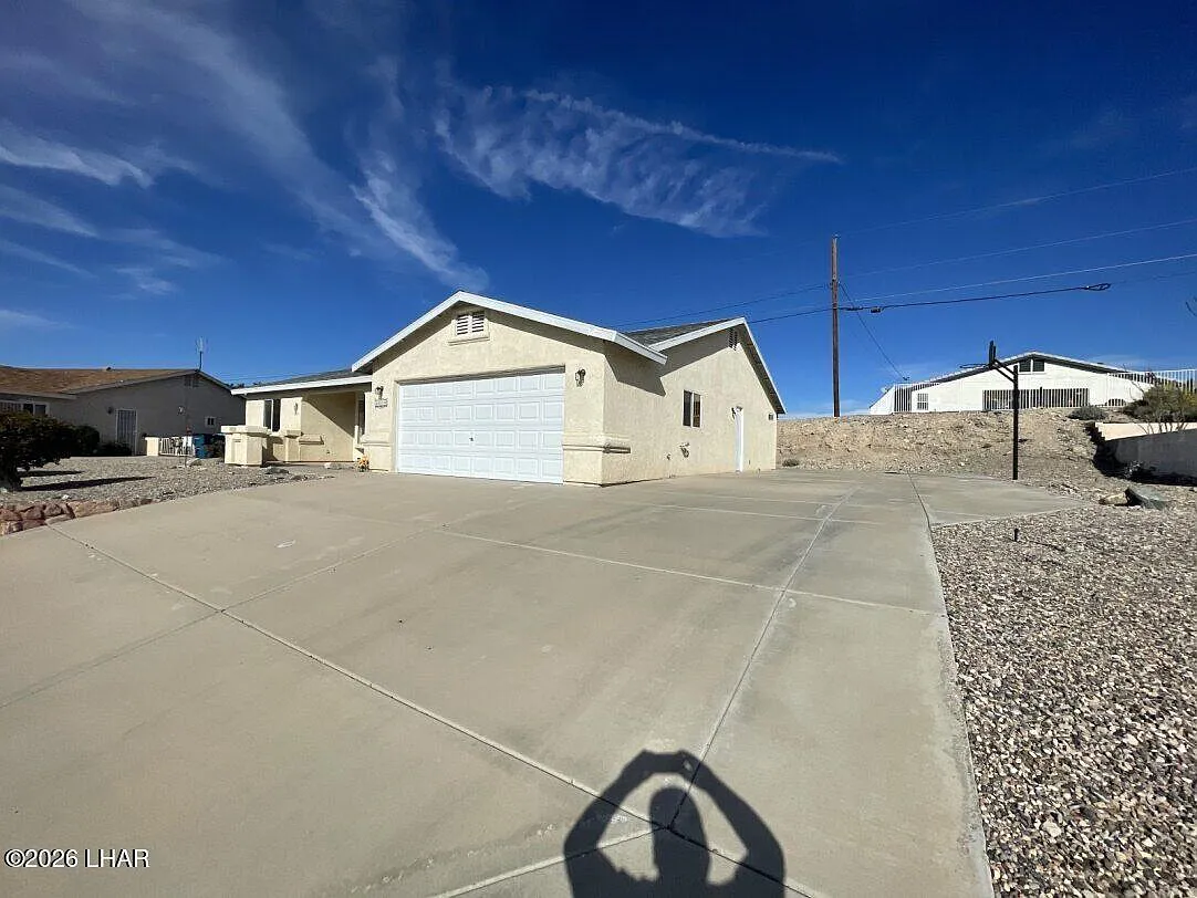 3 bed, 2.0 bath, 1282 sqft, $2,400 — Photo 2