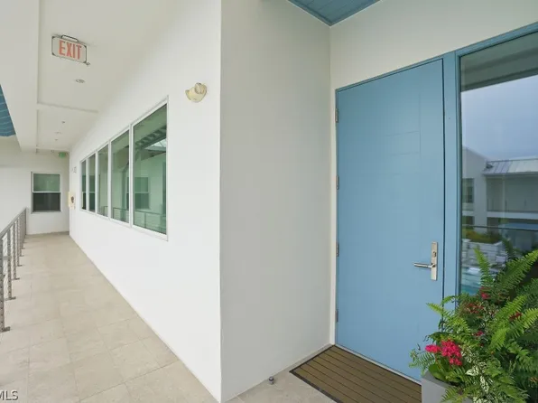 201 8th St #309, Naples, FL 34102