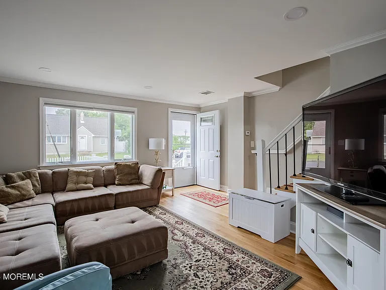 32 Howland Ave — Photo 2