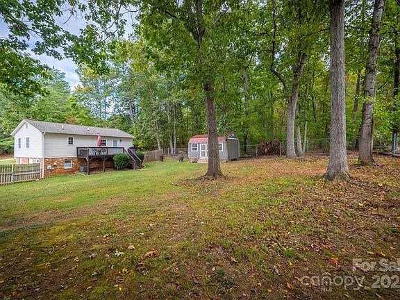 5th image of 2338 Honeysuckle Pl