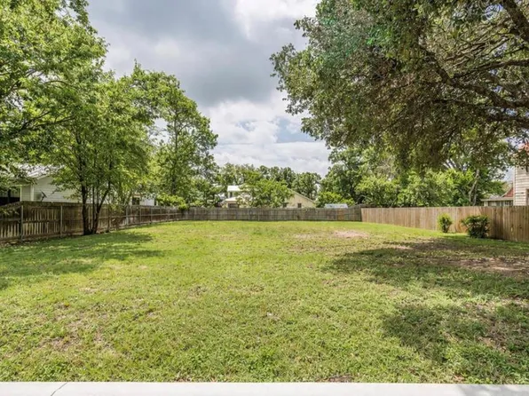 207 N Acorn St, Fredericksburg, TX 78624