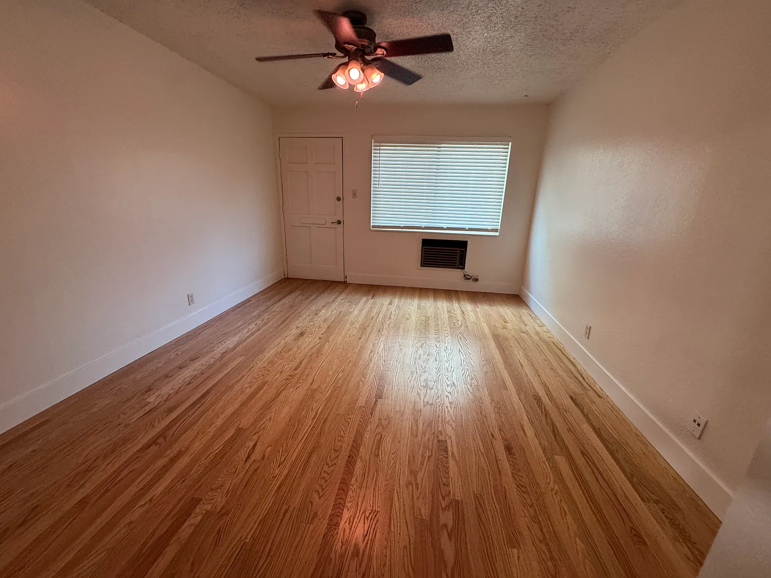 2 bed, 950 sqft, $1,800 — Photo 4