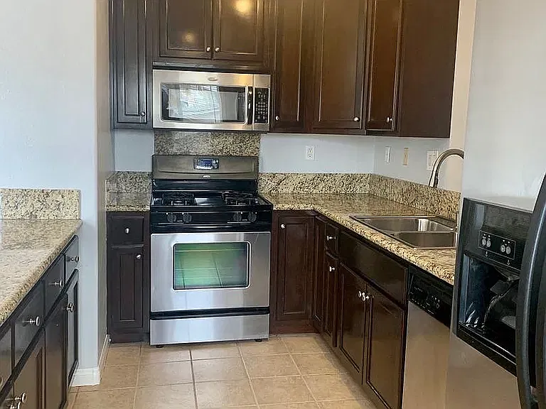 2 bed, 900 sqft, $2,350 — Photo 2