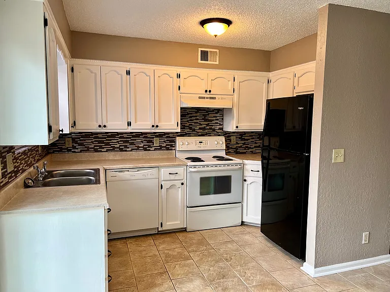 2342 S Crysler Ave — Photo 2