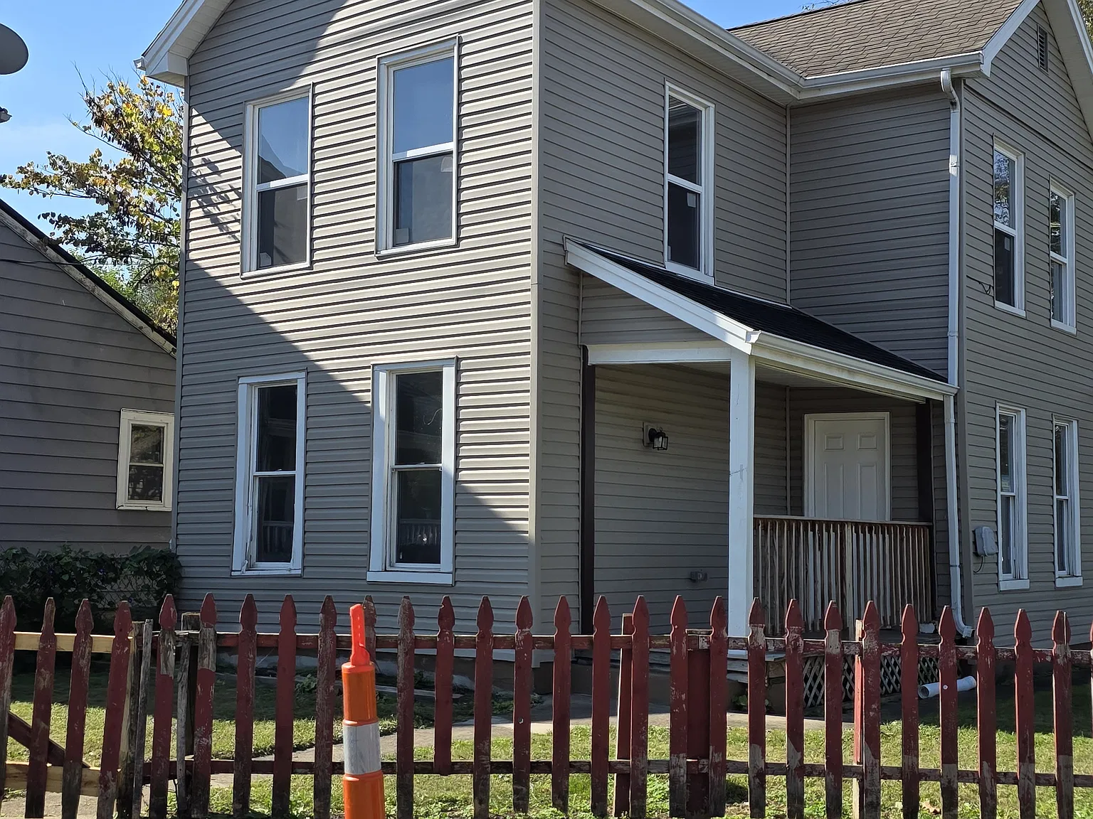 3 bed, 1.5 bath, 1596 sqft, $1,600 — Photo 2