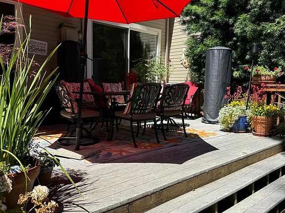 Open deck off Dining/kitchen and living room