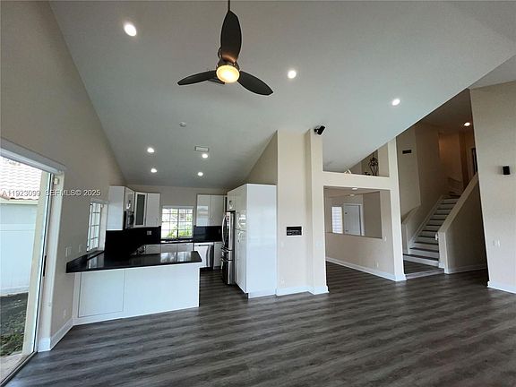 4th image of 1127 Laguna Springs Dr