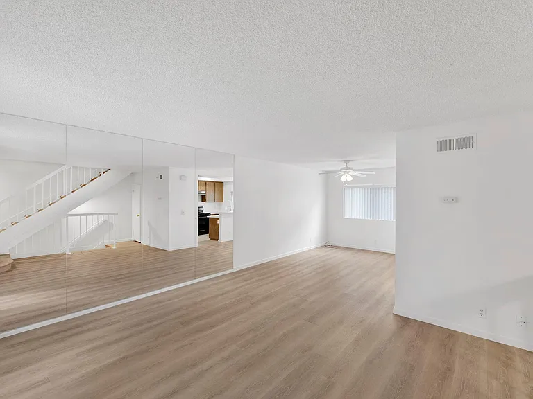 1561 W Jefferson Blvd — Photo 13