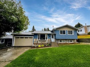 2802 E 77th St, Crowsnest Pass, AB T0K 0M0