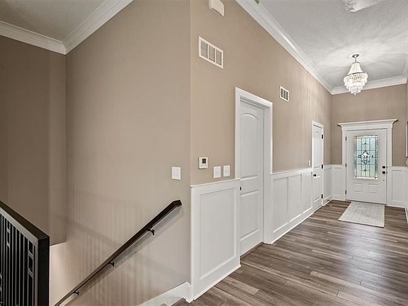 3rd image of 402 Leslie Ln