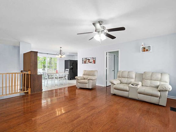 5th image of 210 Sherwood Hills Dr