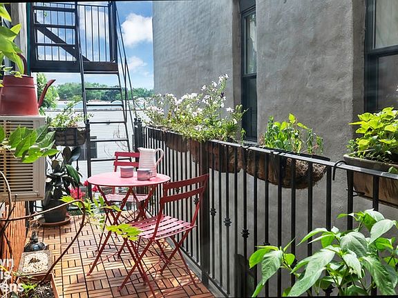 5th image of 1060 Putnam Ave APT 3R