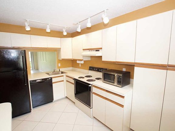 4th image of 3643 Carambola Cir N