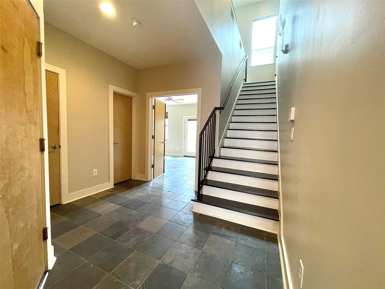 3 bed, 3.0 bath, 2499 sqft, $2,990 — Photo 4