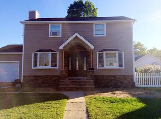 21 Crest Rd E, North Merrick, NY 11566