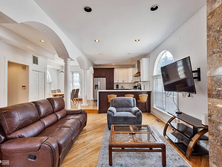 1517 W Irving Park Rd #CH — Photo 8
