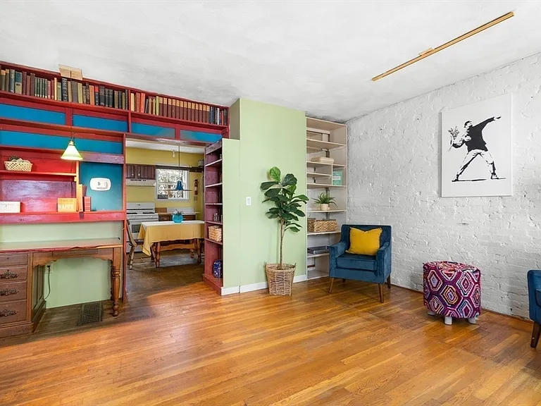 2 Livermore Pl — Photo 1